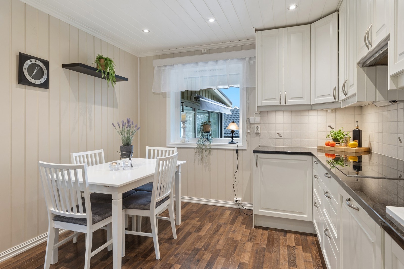 Her er det også plass til kjøkkenbord Galleribilde