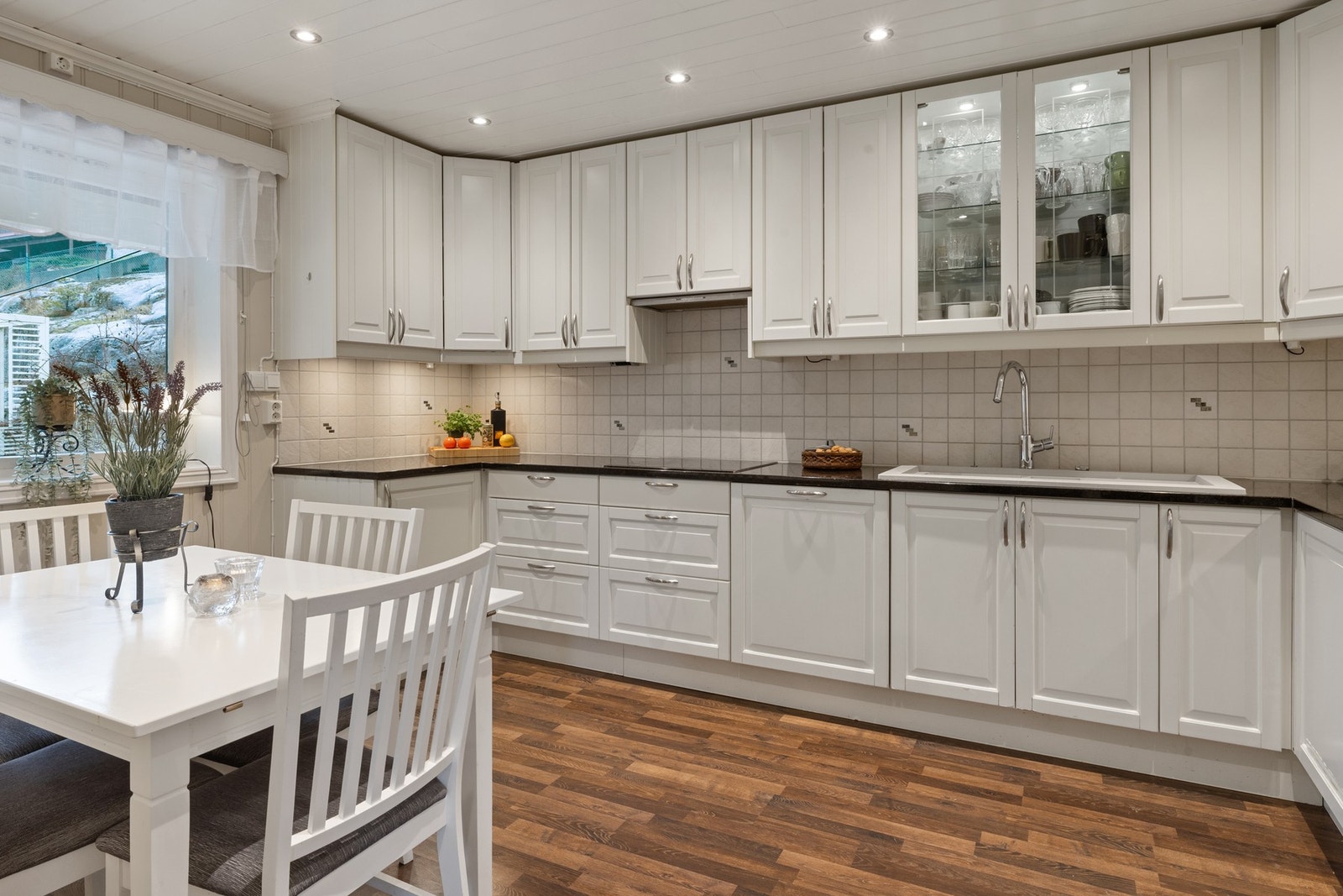 Kjøkken er det godt med skap og benk plass Galleribilde