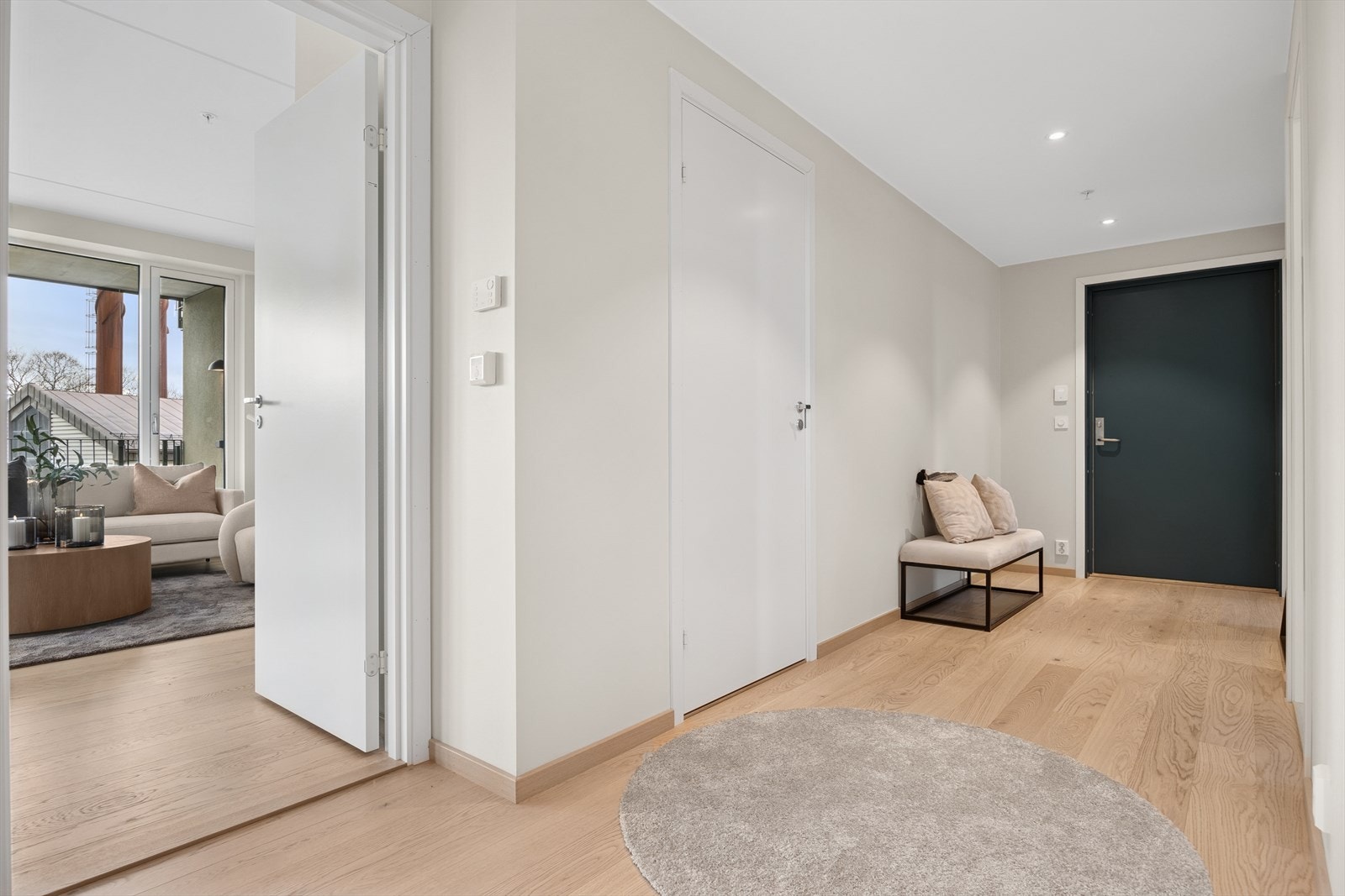 Romslig entrè med plass til oppbevaring av yttertøy. Galleribilde