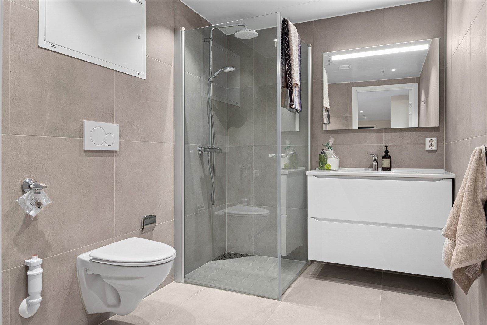 Lekkert flislagt bad med downlight i himling. Galleribilde