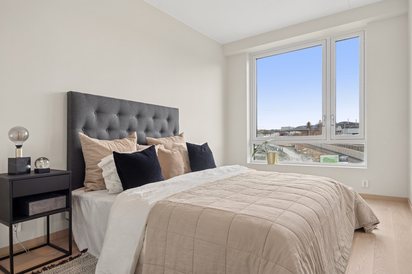 Hovedsoverom er luftig har plass til garderobeskap. Galleribilde