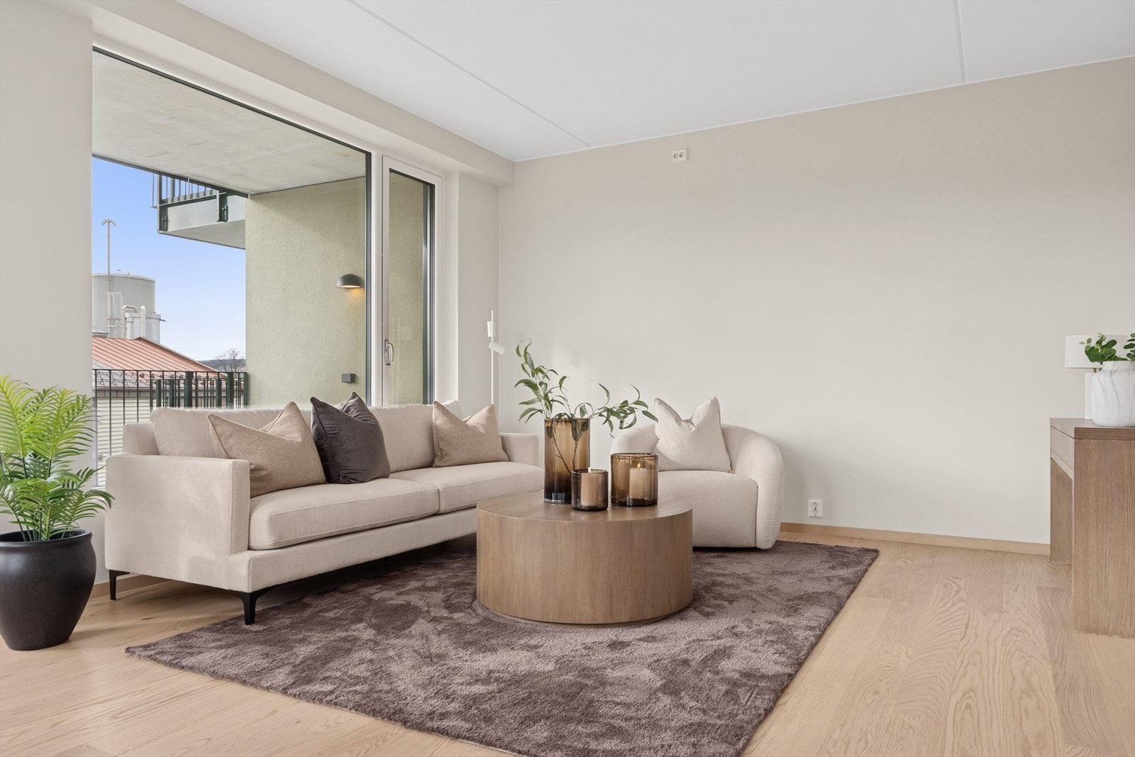 God plass til sofagruppe og spisebord. Galleribilde