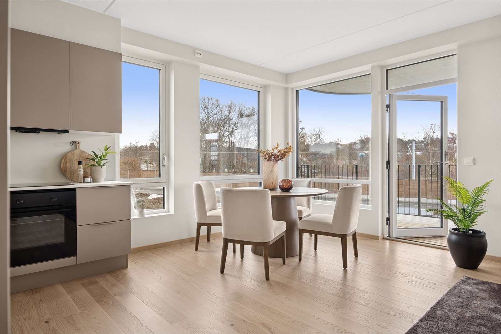 Store vindusflater og utgang til sørvestvendt balkong. Galleribilde