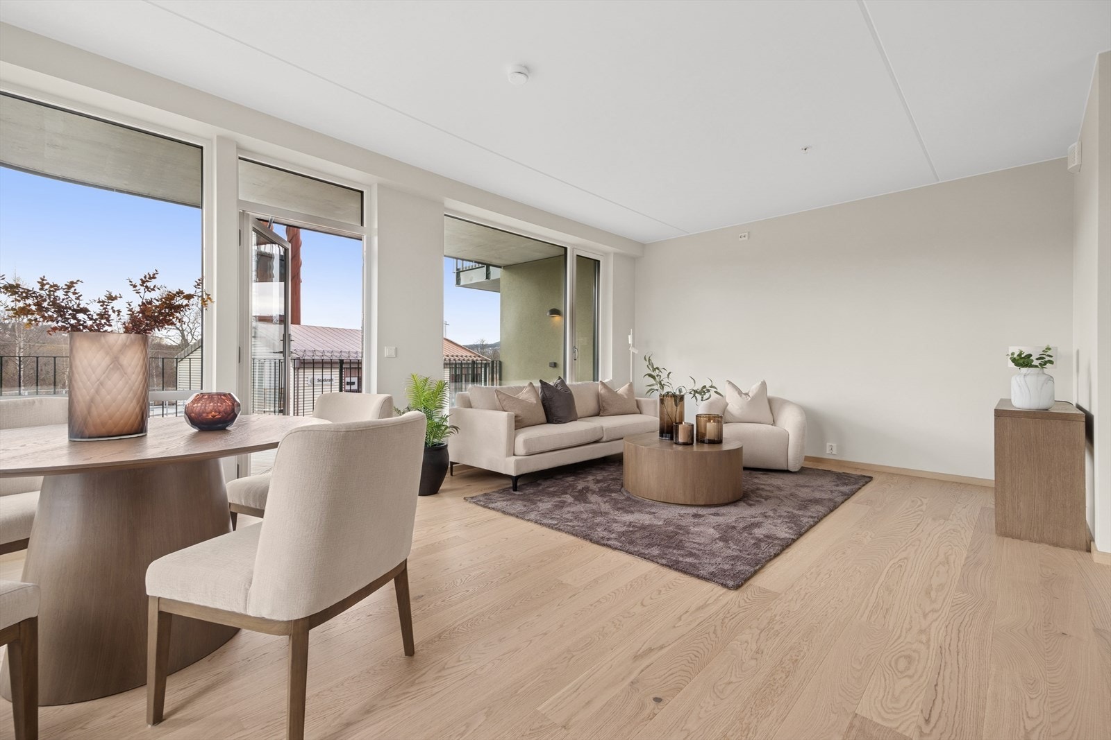 Allrommet er åpen og luftig og har gode møbleringsmuligheter for spisebord og sofagruppe. Galleribilde