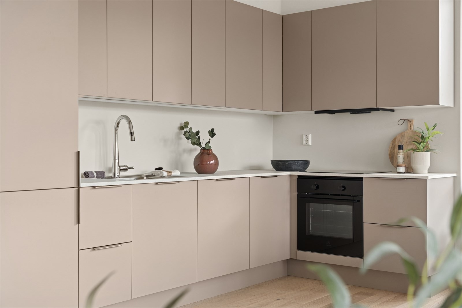 Kjøkkeninnredning fra HTH med integrerte hvitevarer. Galleribilde