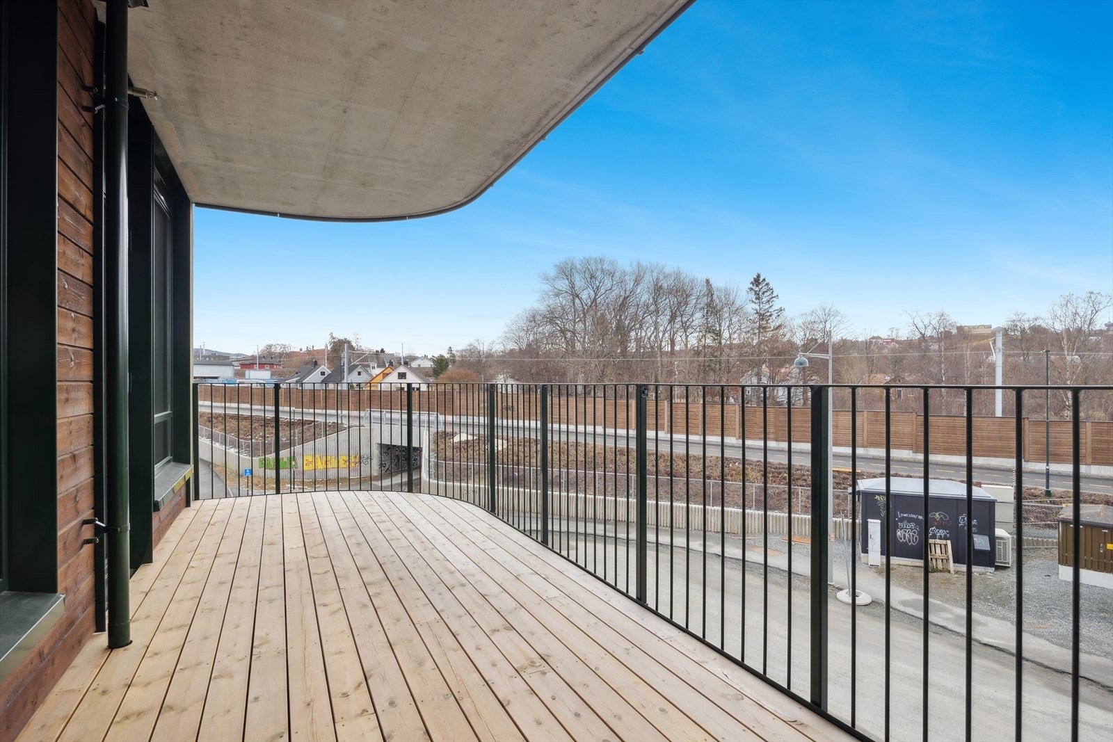 Stor balkong med overbygd tak. Galleribilde