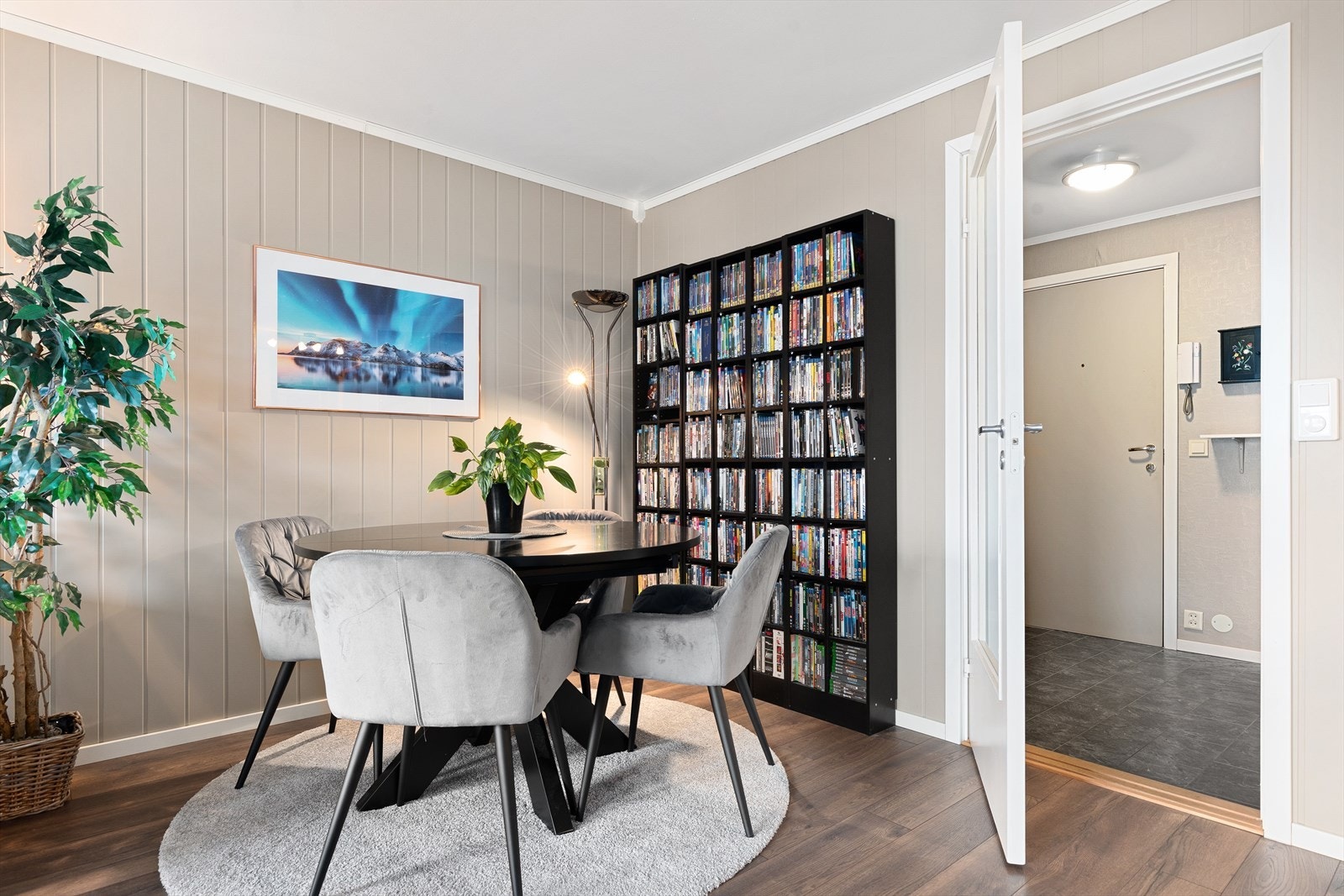 Stuen har lyse overflater med malte vegger Galleribilde