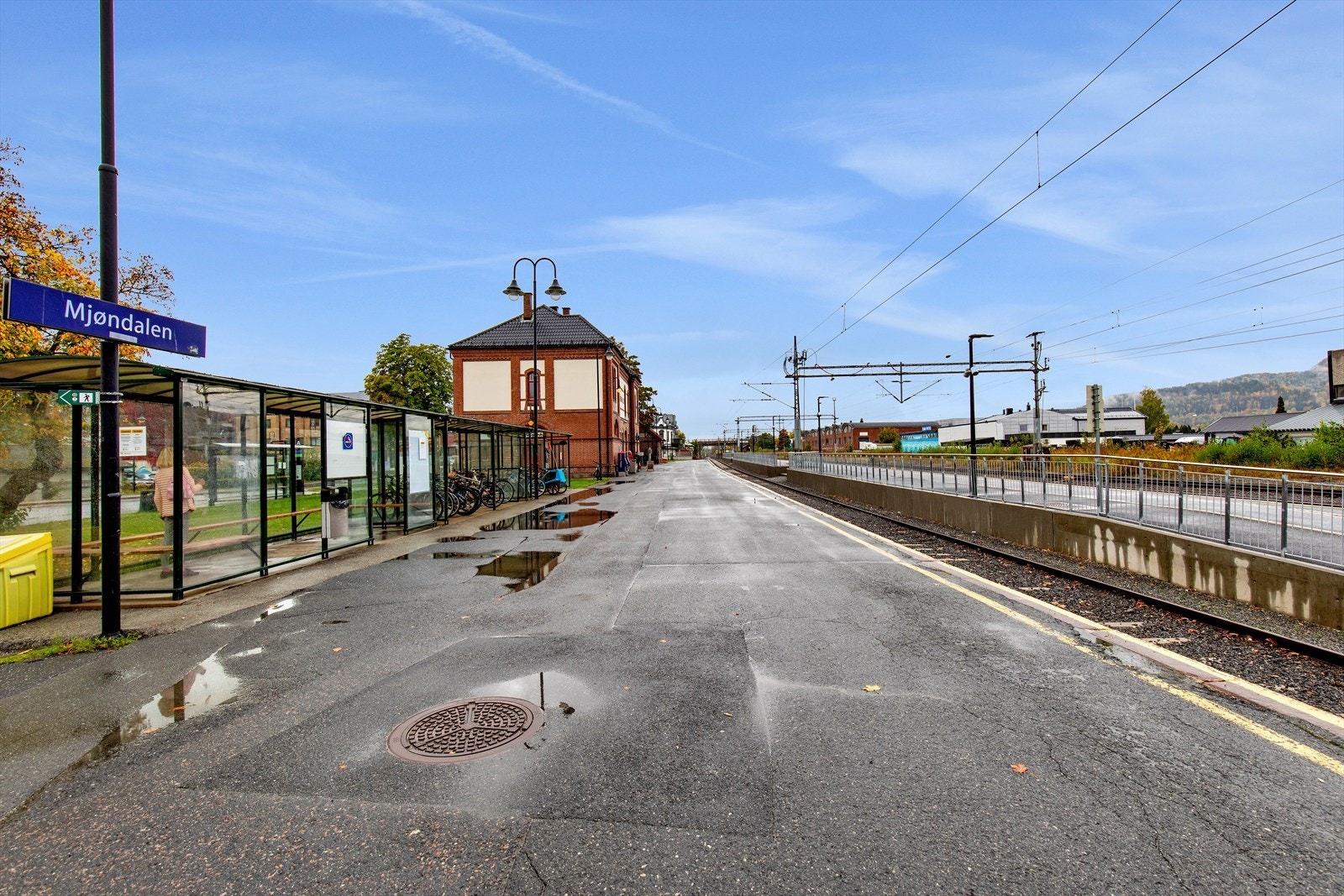 En rask biltur fra leiligheten tar deg til pendlerparkeringen på Mjøndalen stasjon, hvor man kommer seg til Oslo på ca. 45 minutter med tog. Galleribilde