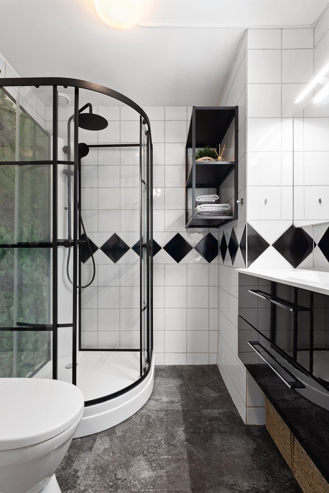 Badet har nyere innredning fra 2020, 2021 og 2023 Galleribilde