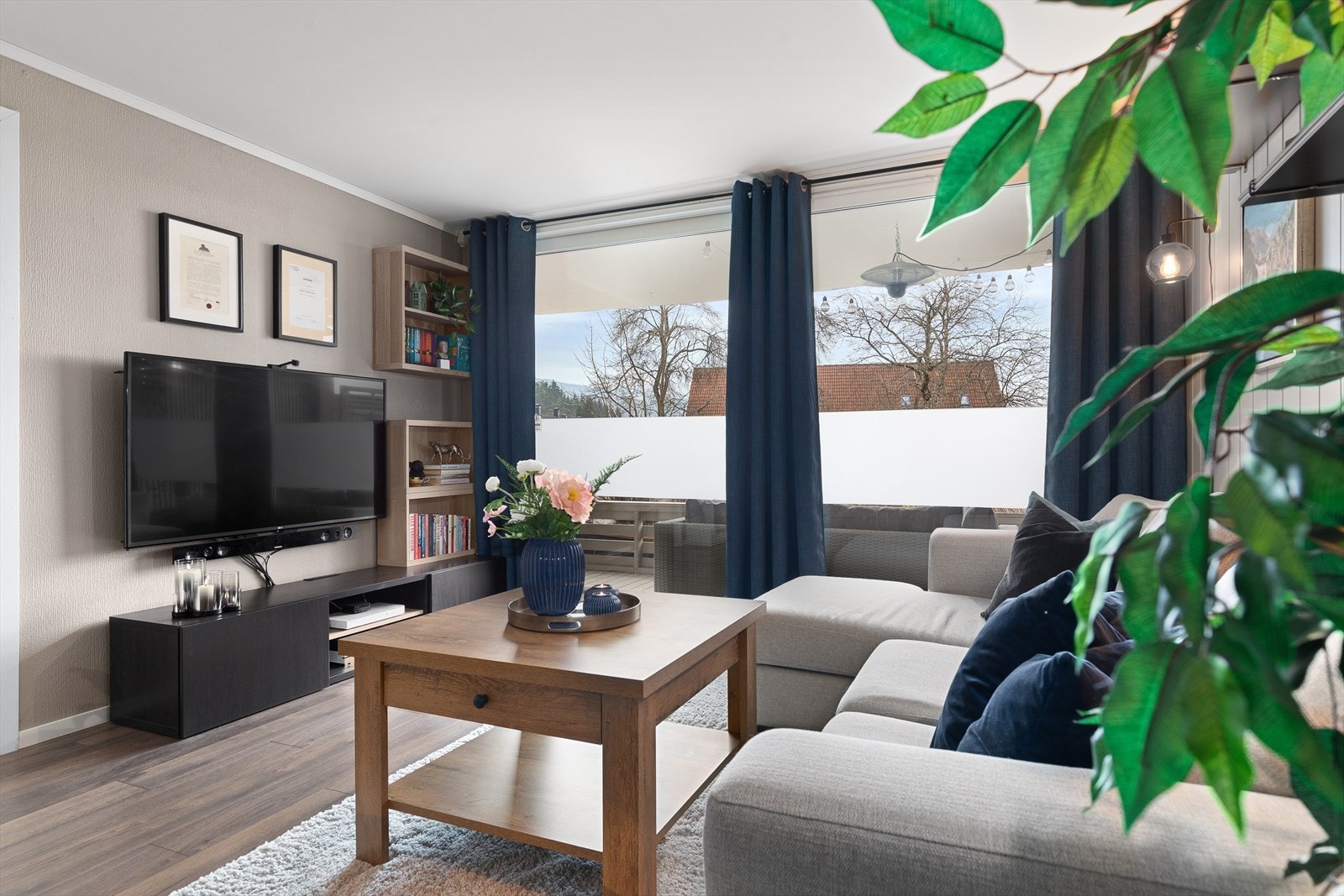 De store vindusflatene bidrar til godt med naturlig lys Galleribilde