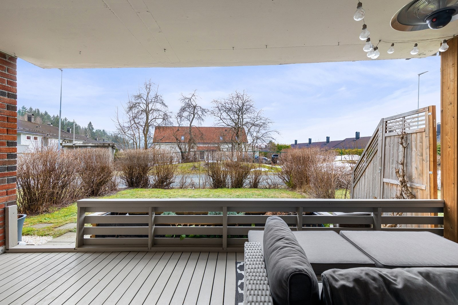 Fra stuen er det adkomst til overbygd terrasse på ca 10 kvm Galleribilde