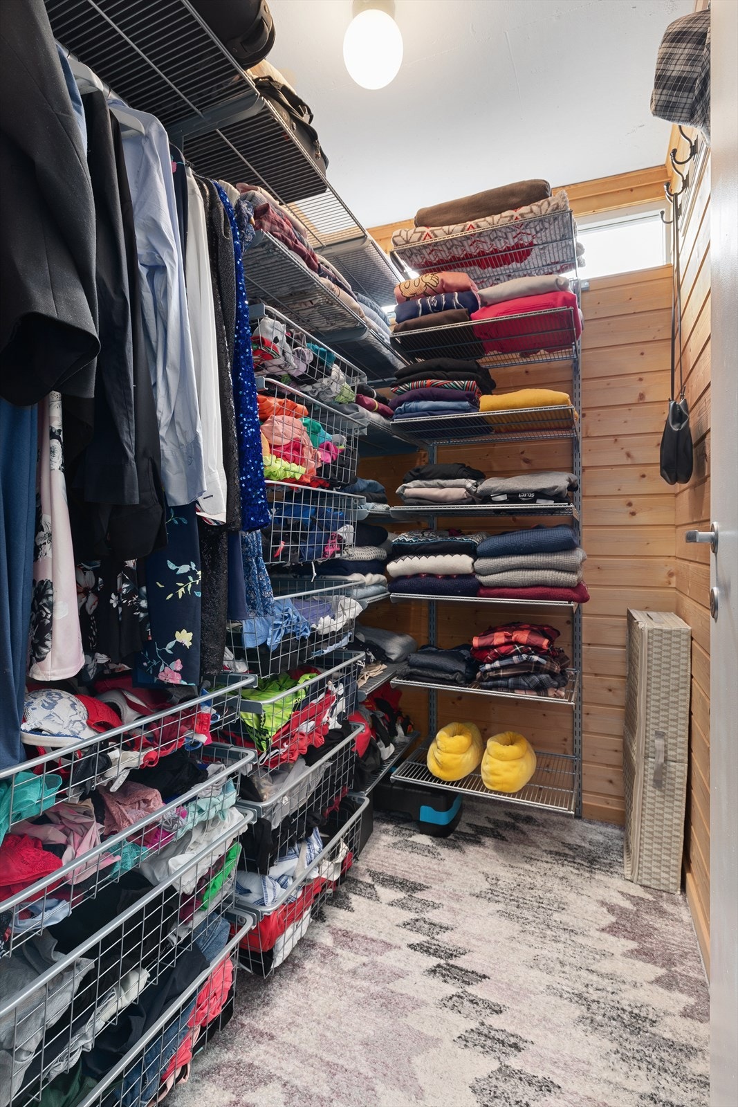 Direkte adkomst til bod fra soverommet som er innredet til garderobe Galleribilde