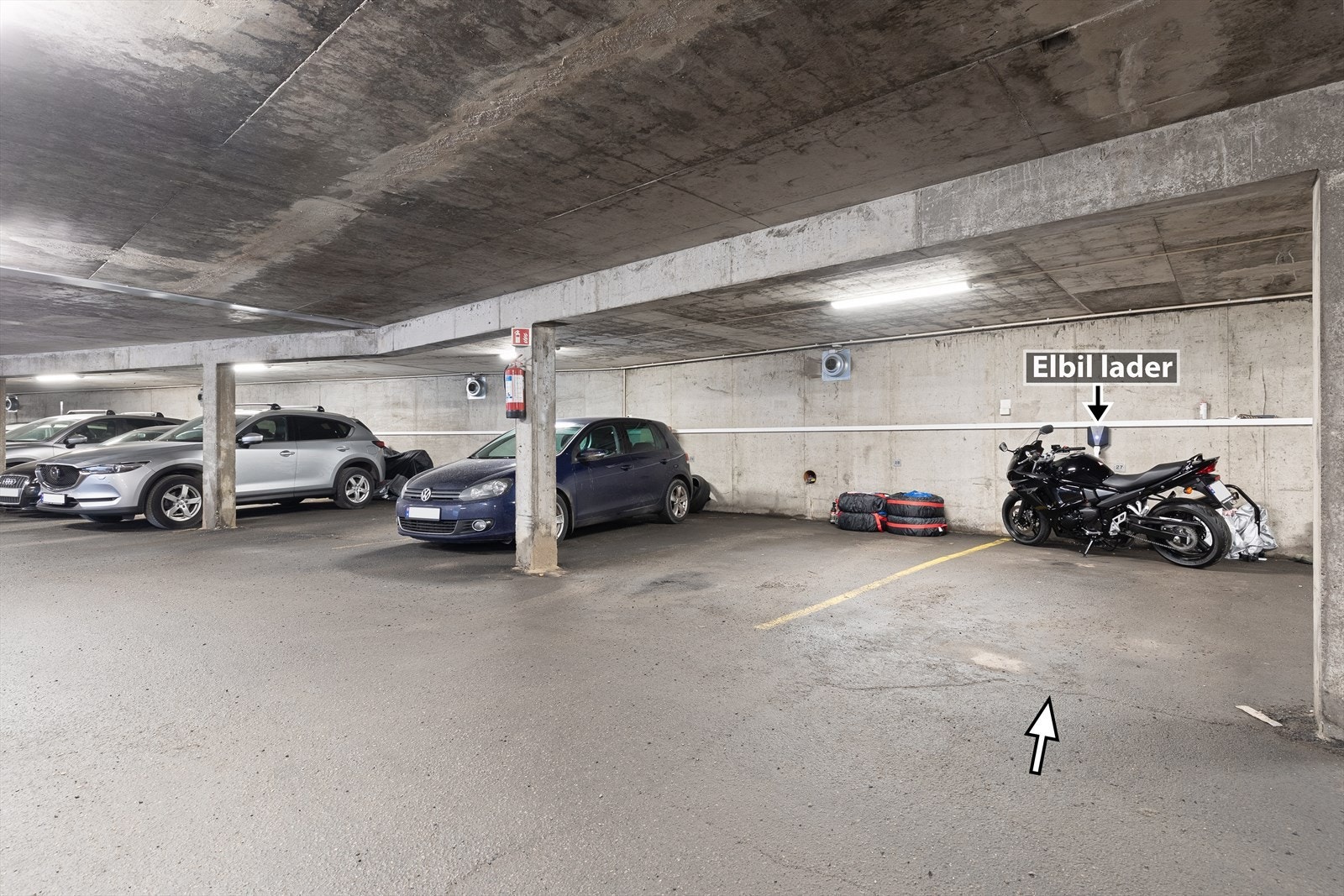 Leiligheten disponerer én parkeringsplass i felles garasjeanlegg med mulighet for elbil-lading Galleribilde