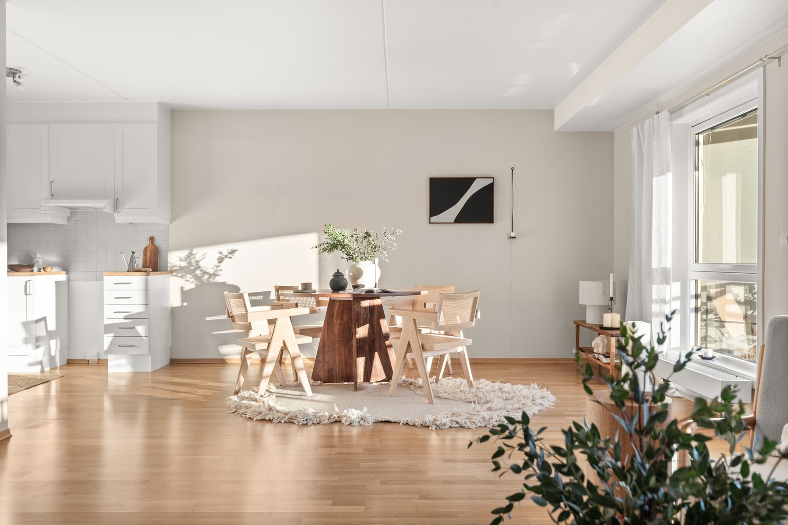 Kjøkkenet ligger i delvis åpen løsning med stuen, samtidig i en egen sone av leiligheten, slik at deler fremstår som skjermet. Galleribilde