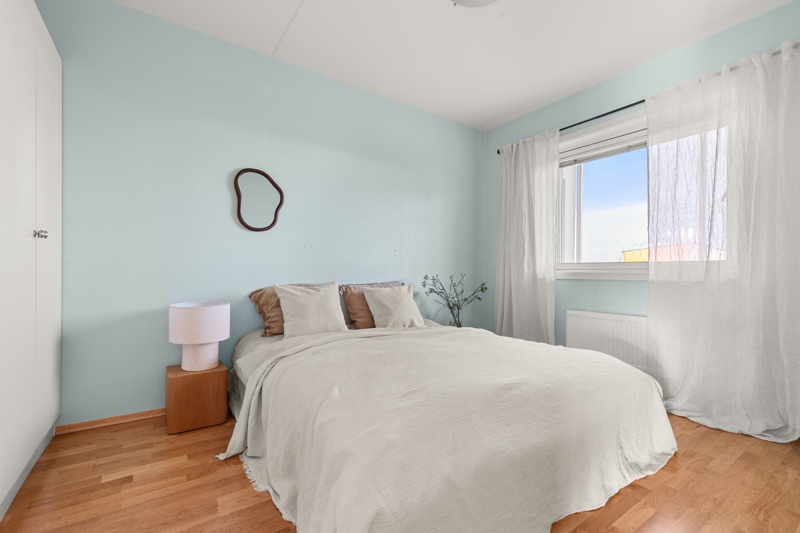 Boligens to soverom ligger samlet som en skjermet enhet i tilknytning til entreen. Her vises hovedsoverommet. Galleribilde