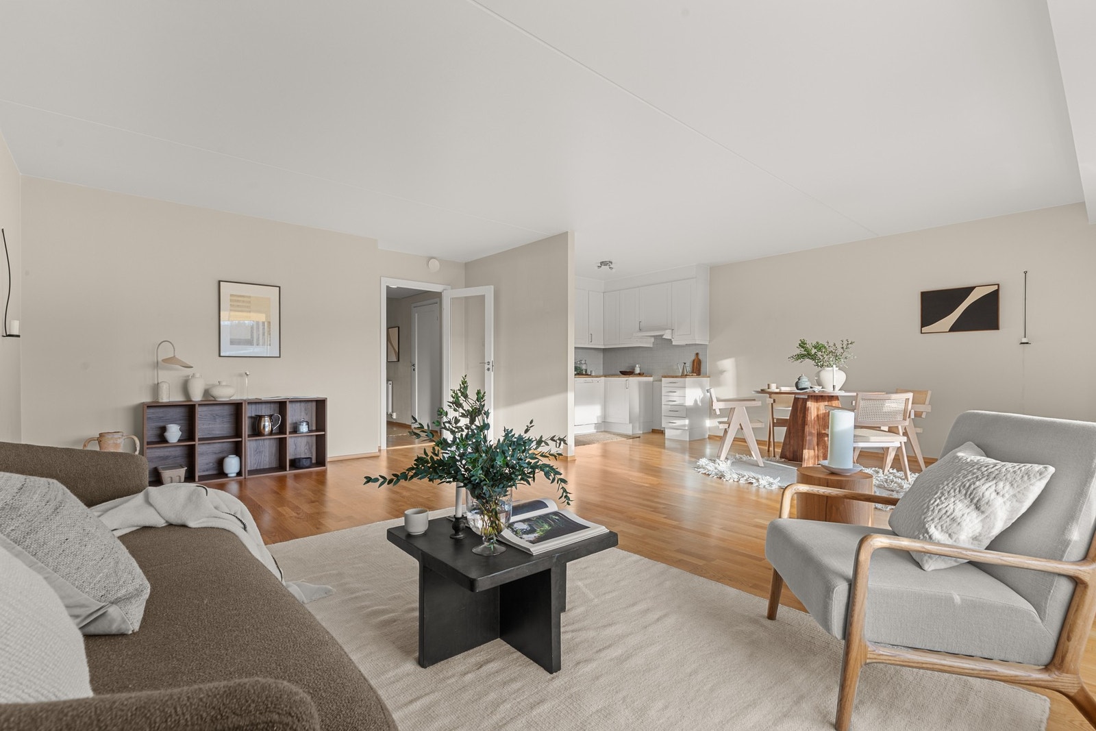 Stuen er av meget god størrelse med plass til både sofagruppe, stort spisebord og annet møblement Galleribilde