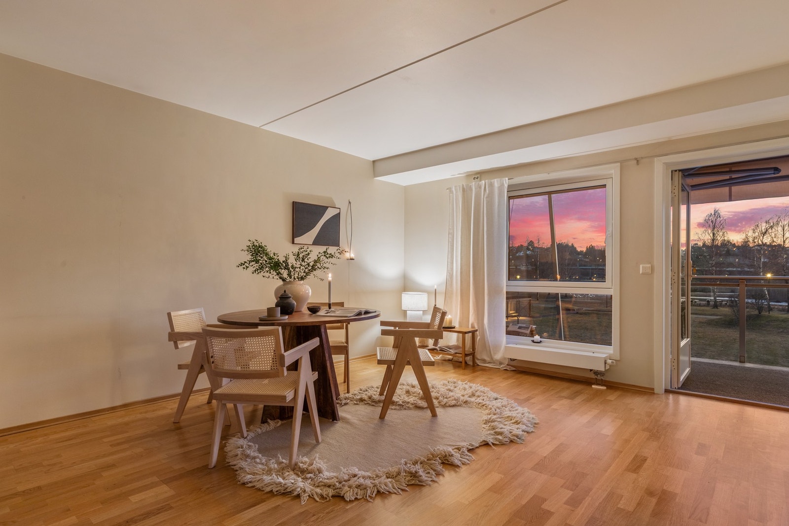 Leiligheten fremstår som velholdt og standarden er normalt god fra byggeåret, med behov for noe overflatebehandling. Galleribilde