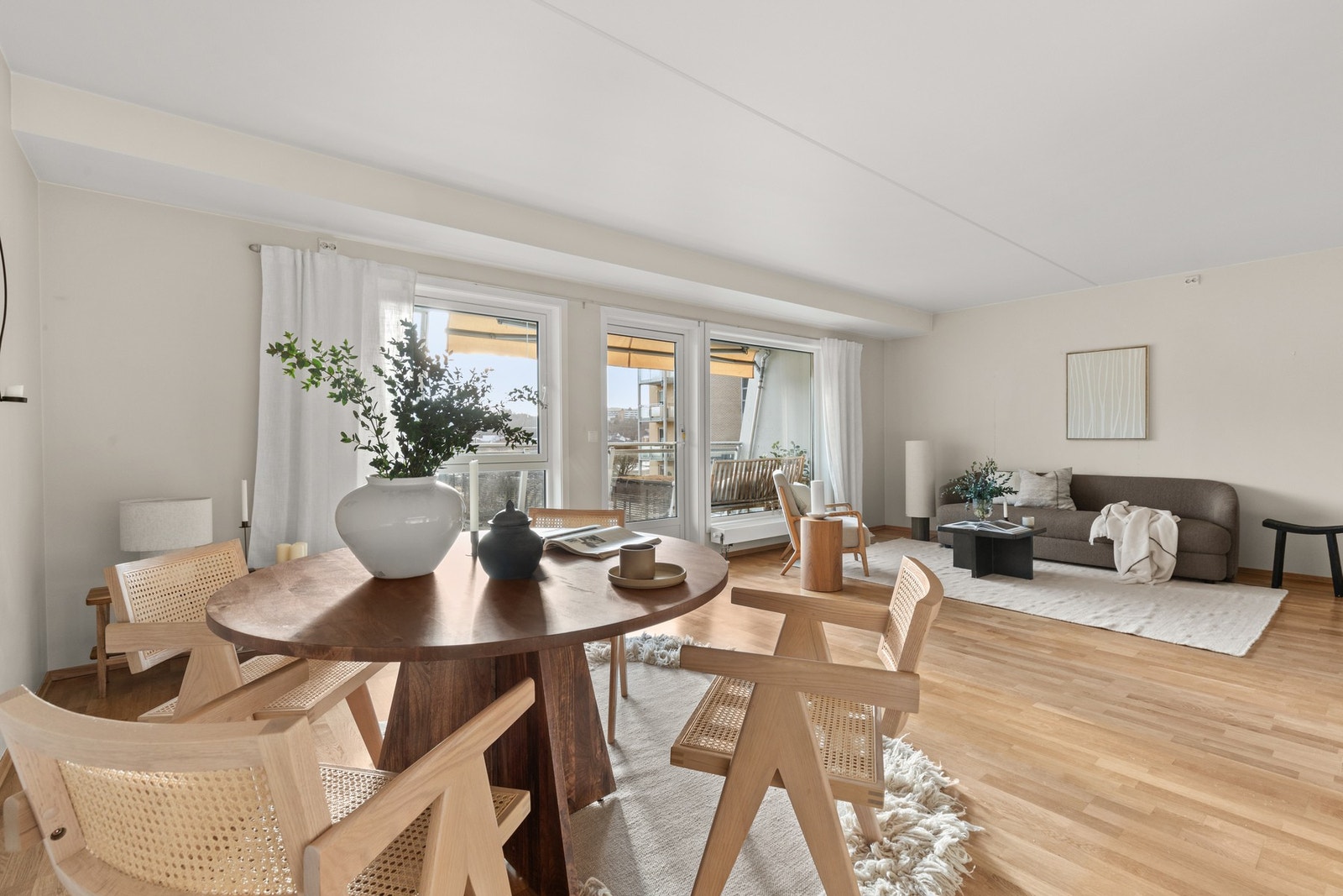 Her kan du samle venner og familie til små og store anledninger eller trygt trekke deg tilbake og nyte en fri og privat atmosfære uten innsyn Galleribilde