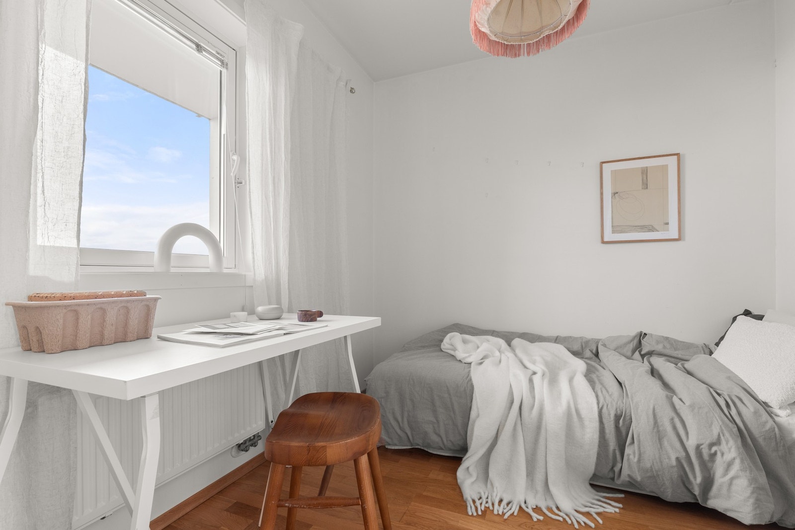 Soverom II ligger på motsatt side for hovedsoverommet og passer som barnerom, gjesterom eller kontor. Her følger det med ett tilsvarende dobbelt skap. Galleribilde