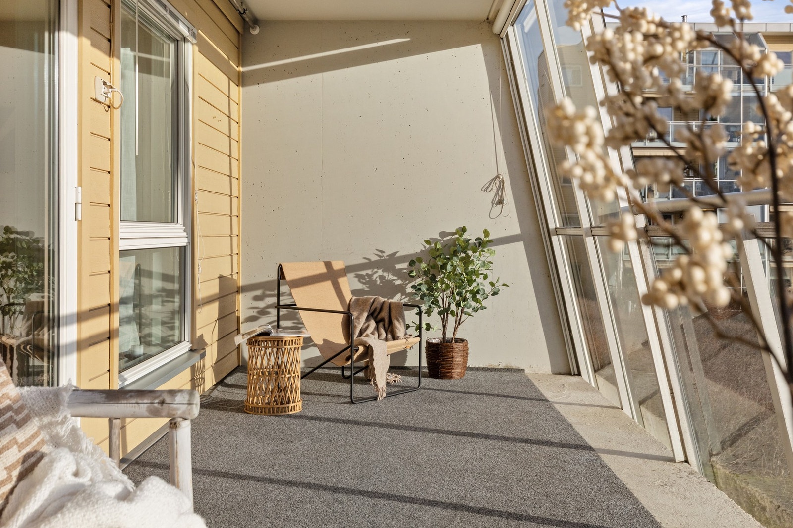 Ett parti av balkongen er skjermet med glassfelt, slik at du kan benytte den uansett vær. Glassfeltet har i tillegg solskjerming. Galleribilde