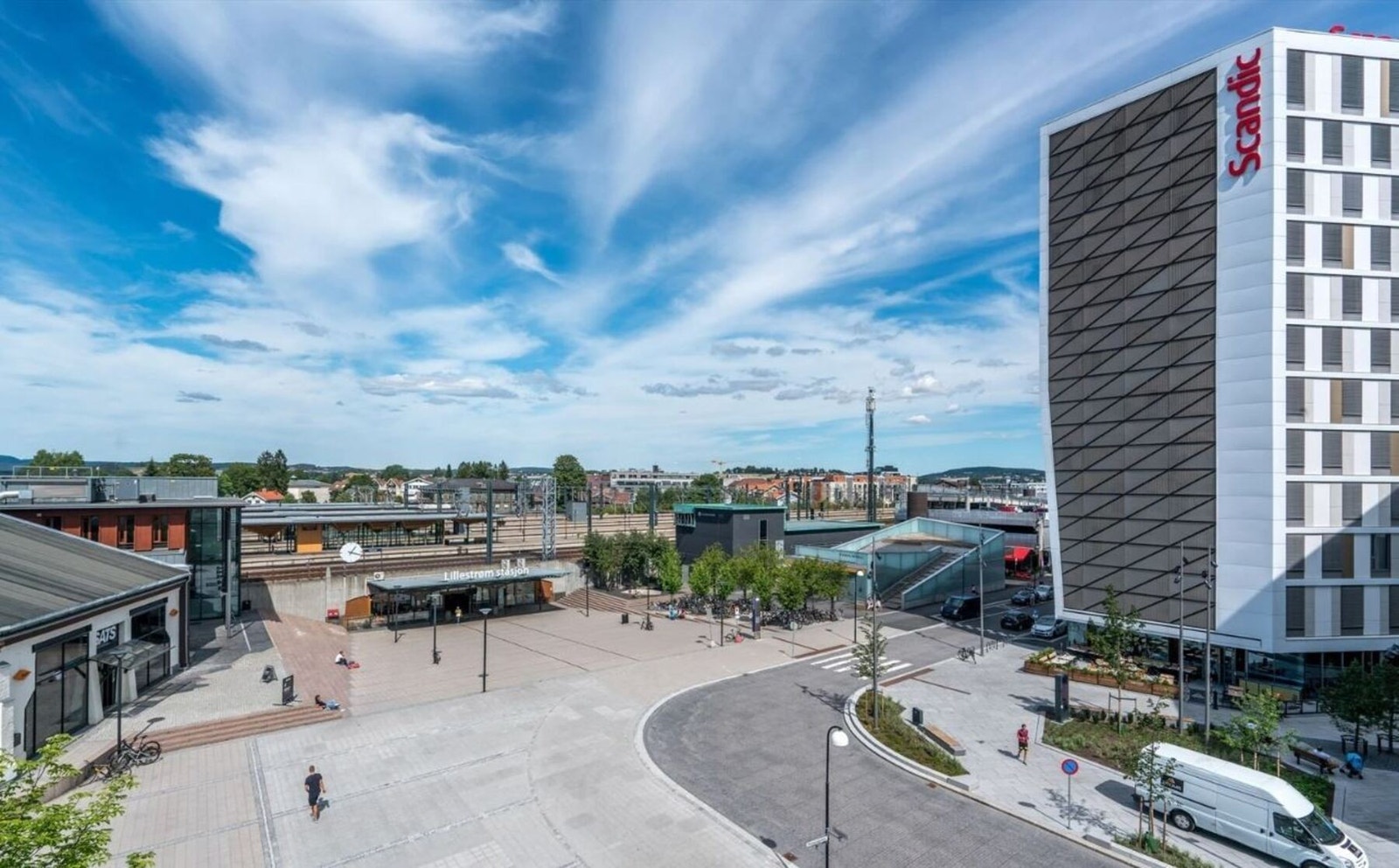 Lillestrøm kollektivterminal ligger kun fem minutters gange fra boligen, og herfra tar du direktetog til Oslo S på 10 minutter og flytoget til Gardermoen på 12 minutter Galleribilde