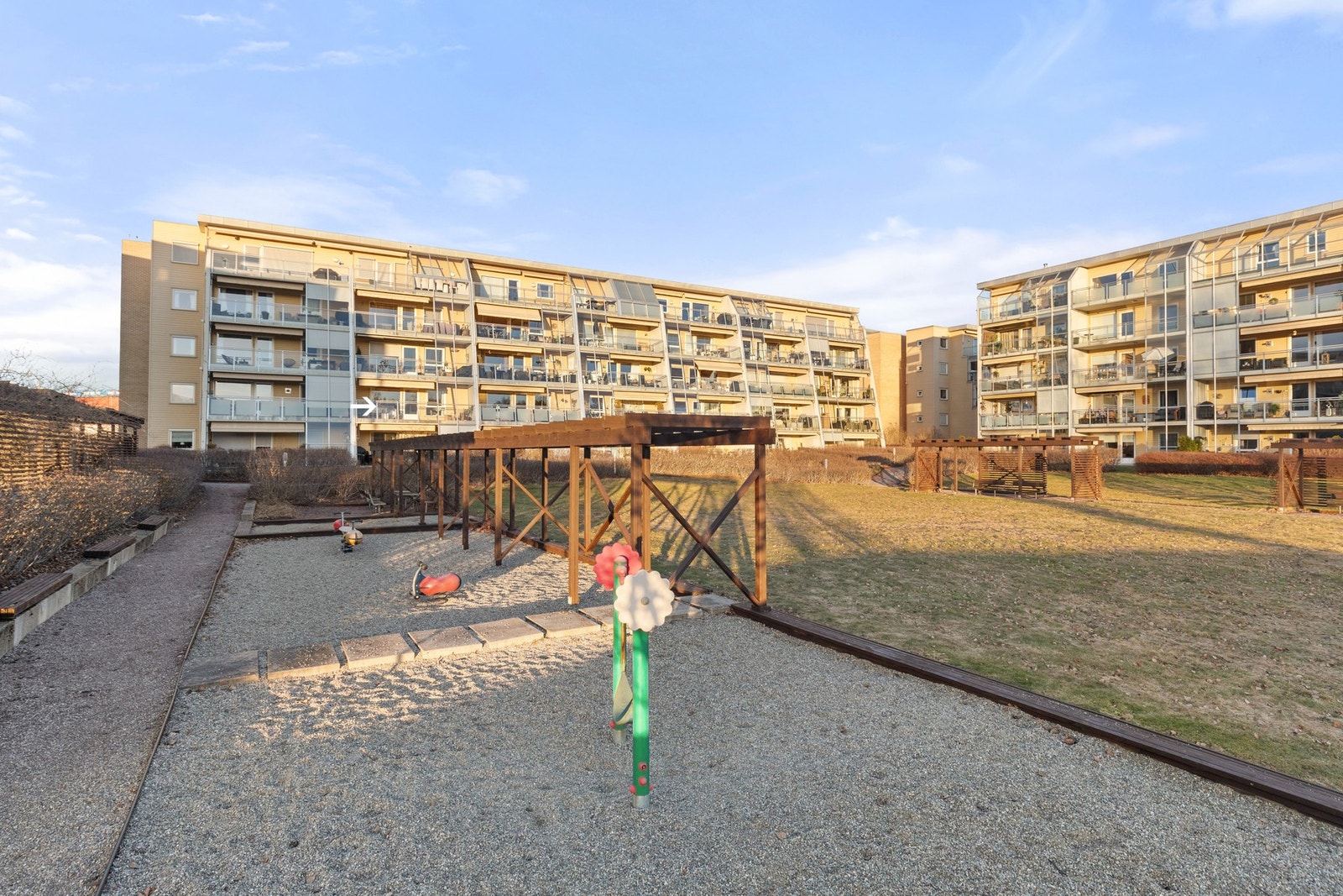 Boligen har en meget god intern beliggenhet i bygningens 2. etasje og ligger vendt ut mot sameiets flotte grøntområde. Boligen er markert med pil. Galleribilde