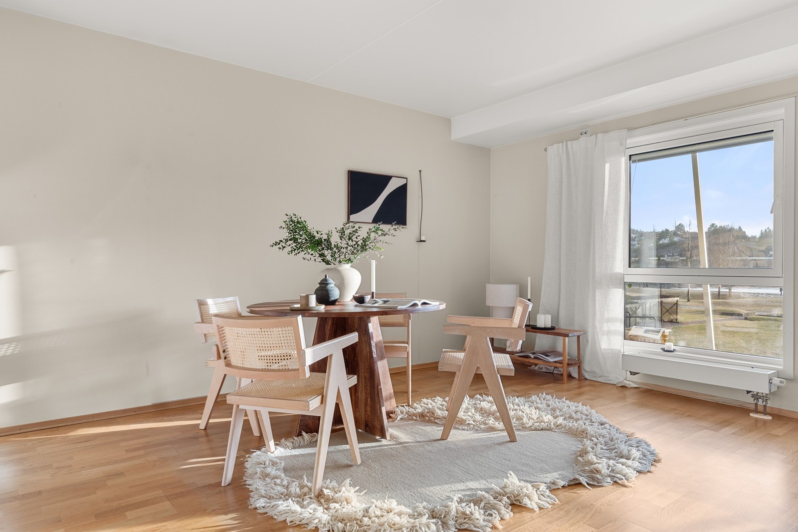 Det er anledning til å utvide kjøkkeninnredningen ytterligere mot spiseplassen, som utført i tilsvarende boliger i sameiet Galleribilde