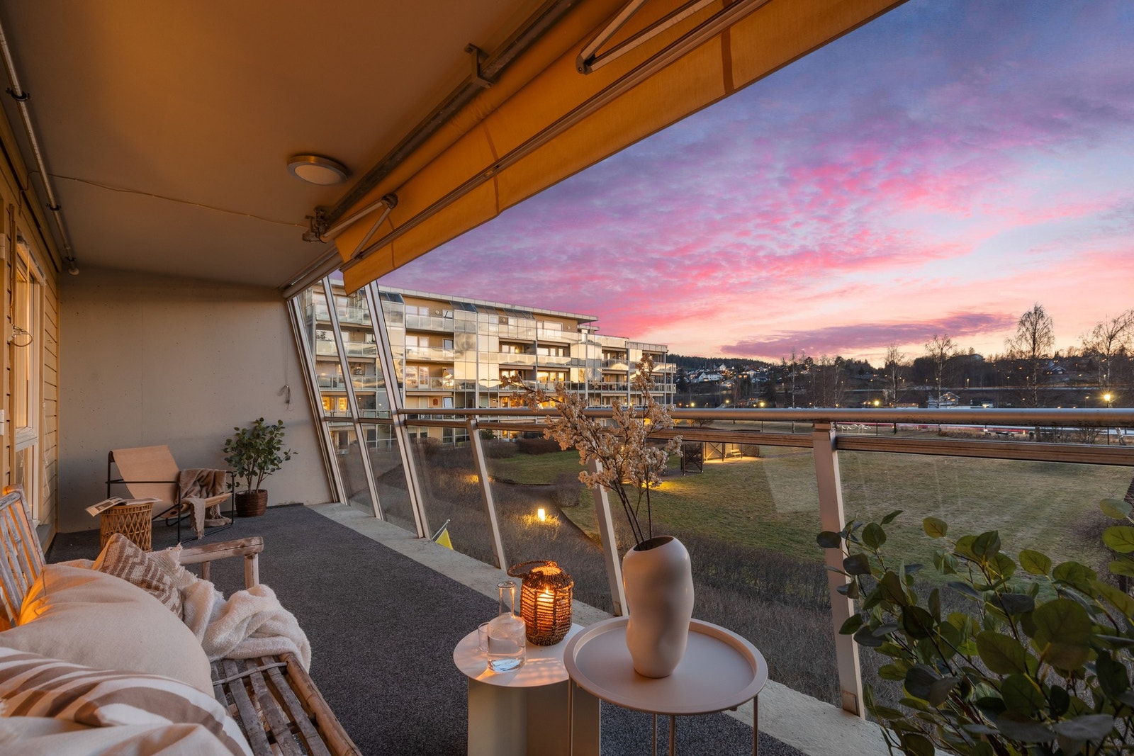 Velkommen til en lys og innbydende 3-roms selveier med en svært ettertraktet beliggenhet i idylliske Elveparken Galleribilde