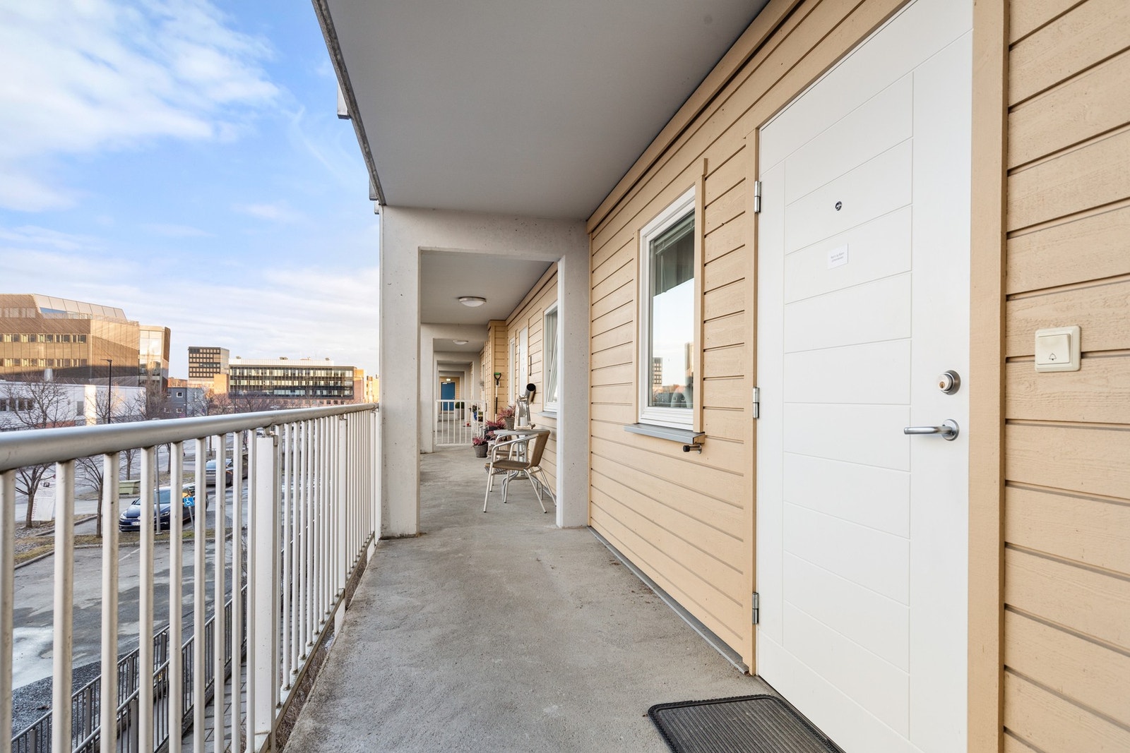 Boligen har inngang via felles oppgang med heis og deretter adkomst fra svalgang. På svalgangen har du tidlig morgensol. Galleribilde