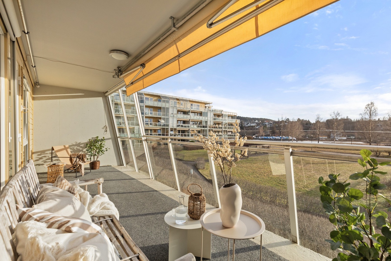 Balkongen ligger vendt mot sørvest med nydelige solforhold. Her kan du nyte solen fra formiddagen og utover ettermiddagen til tidlig kveld. Galleribilde