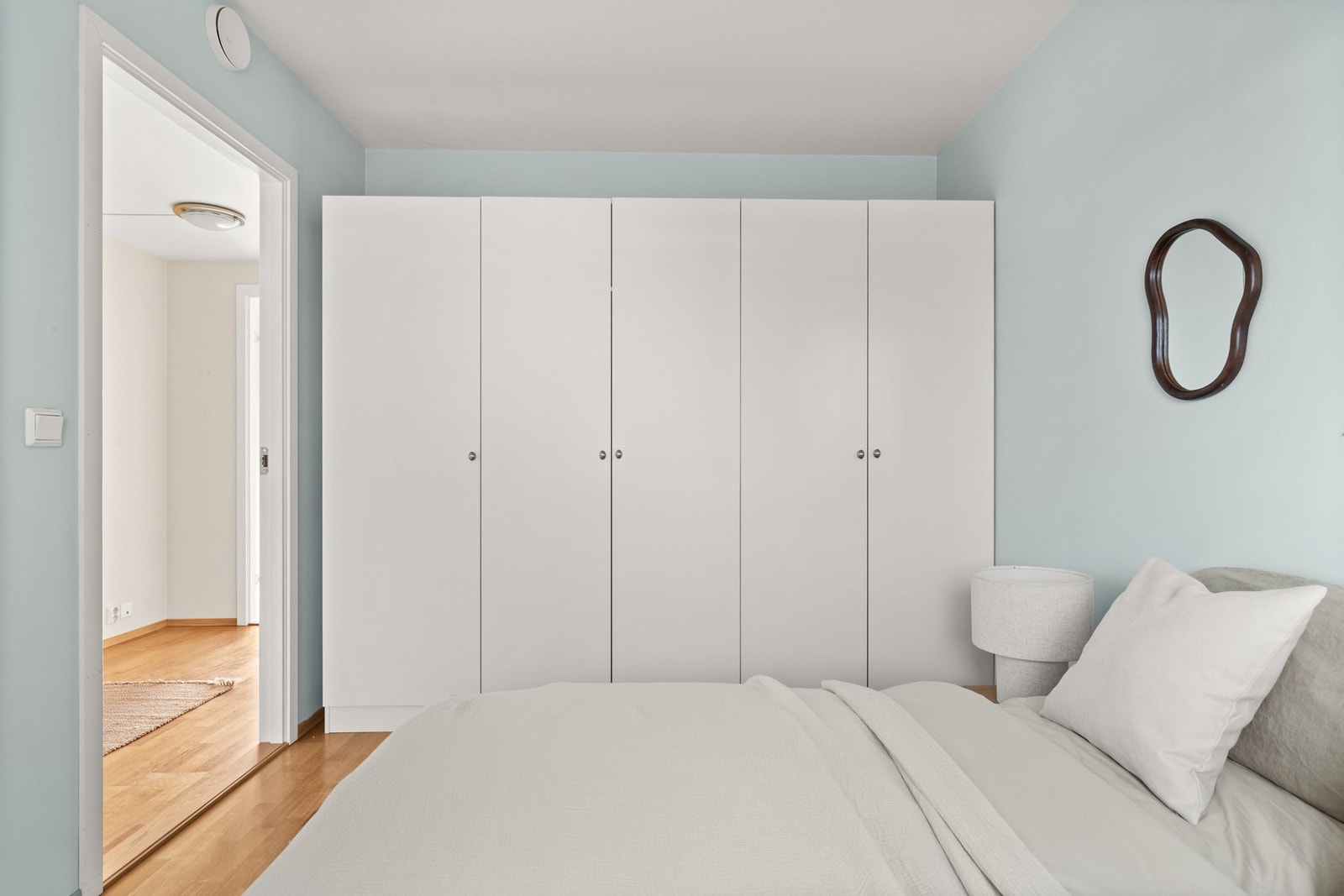Hovedsoverommet har god plass til stor seng og hvite originale garderobeskap på én hel vegg Galleribilde