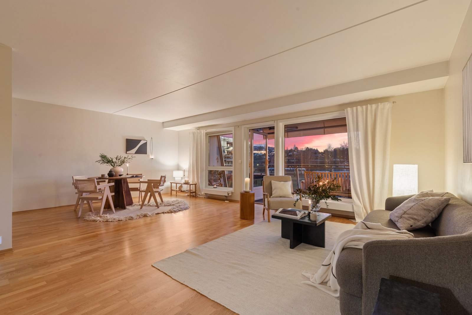 Beliggenheten byr på det beste fra to verdener. Her bor du i fredelige, naturskjønne omgivelser, samtidig som du har umiddelbar nærhet til alt et rikt byliv kan tilby. Galleribilde