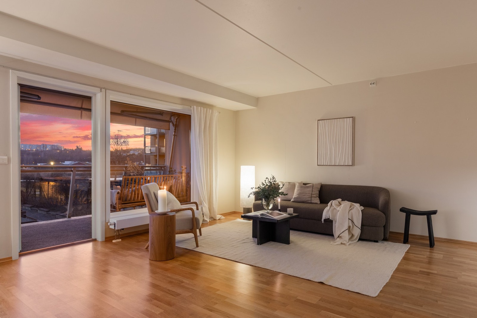 Balkongen strekker seg langs hele boligens bredde og gir en herlig forlengelse av stuen, som du garantert vil sette pris på Galleribilde