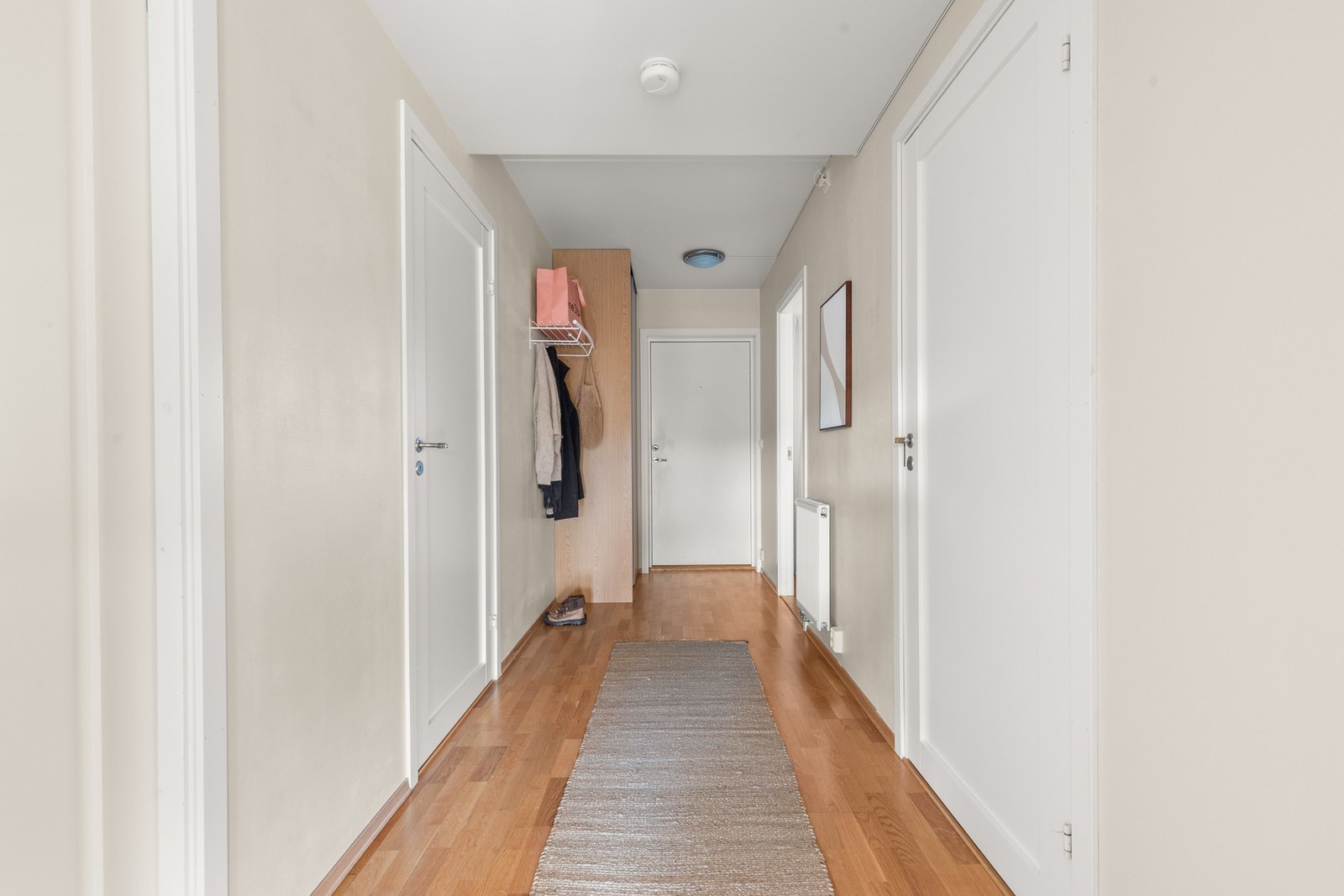 Entreen har god plass til garderobe og er i dag innredet med hengeinnredning på vegg, samt skyvedørsgarderobe. Det er også plass til øvrig møblement. Galleribilde