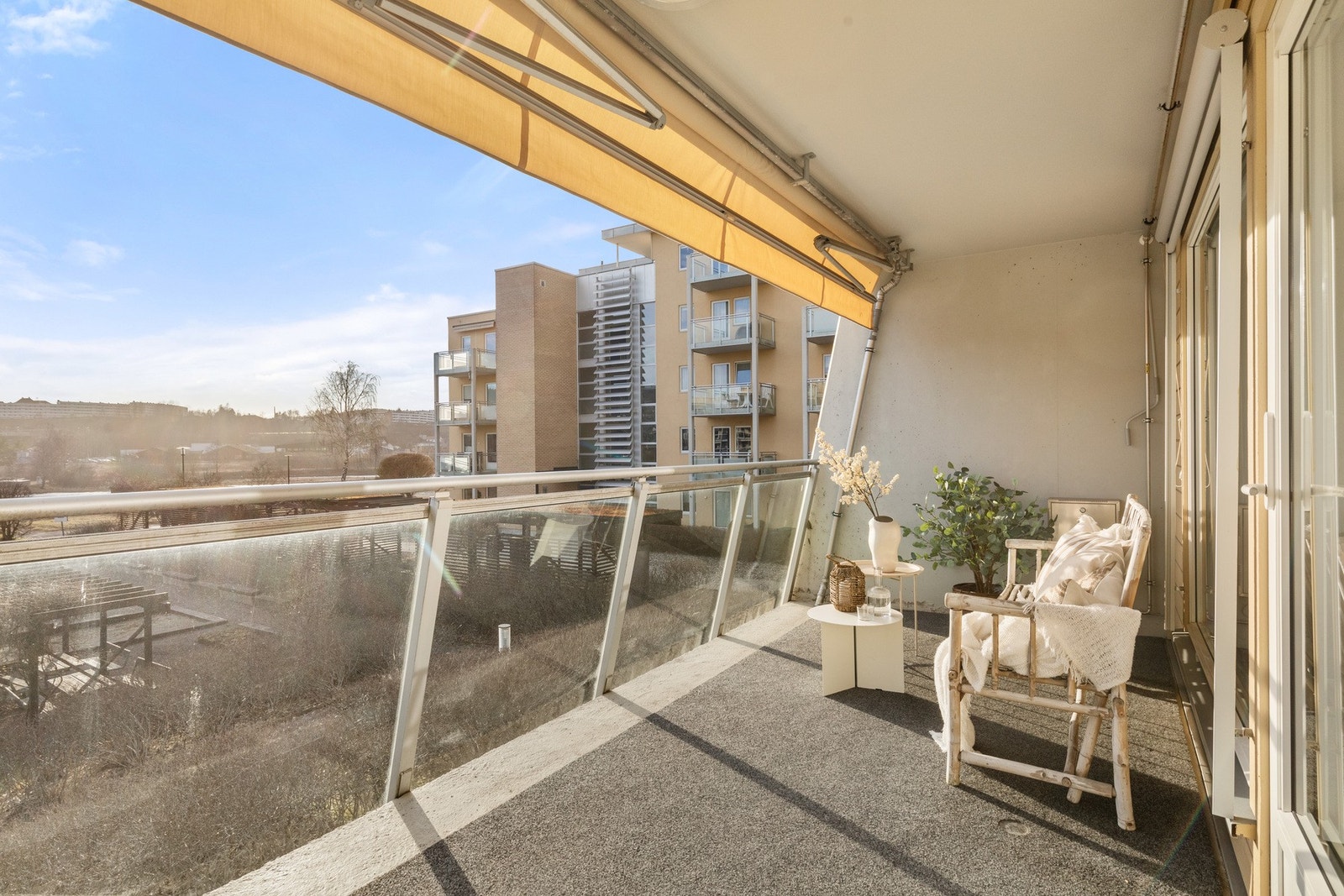 Balkongen har elektrisk markise for solskjerming og det er tillatt med gass- og elektrisk grill på balkongen Galleribilde