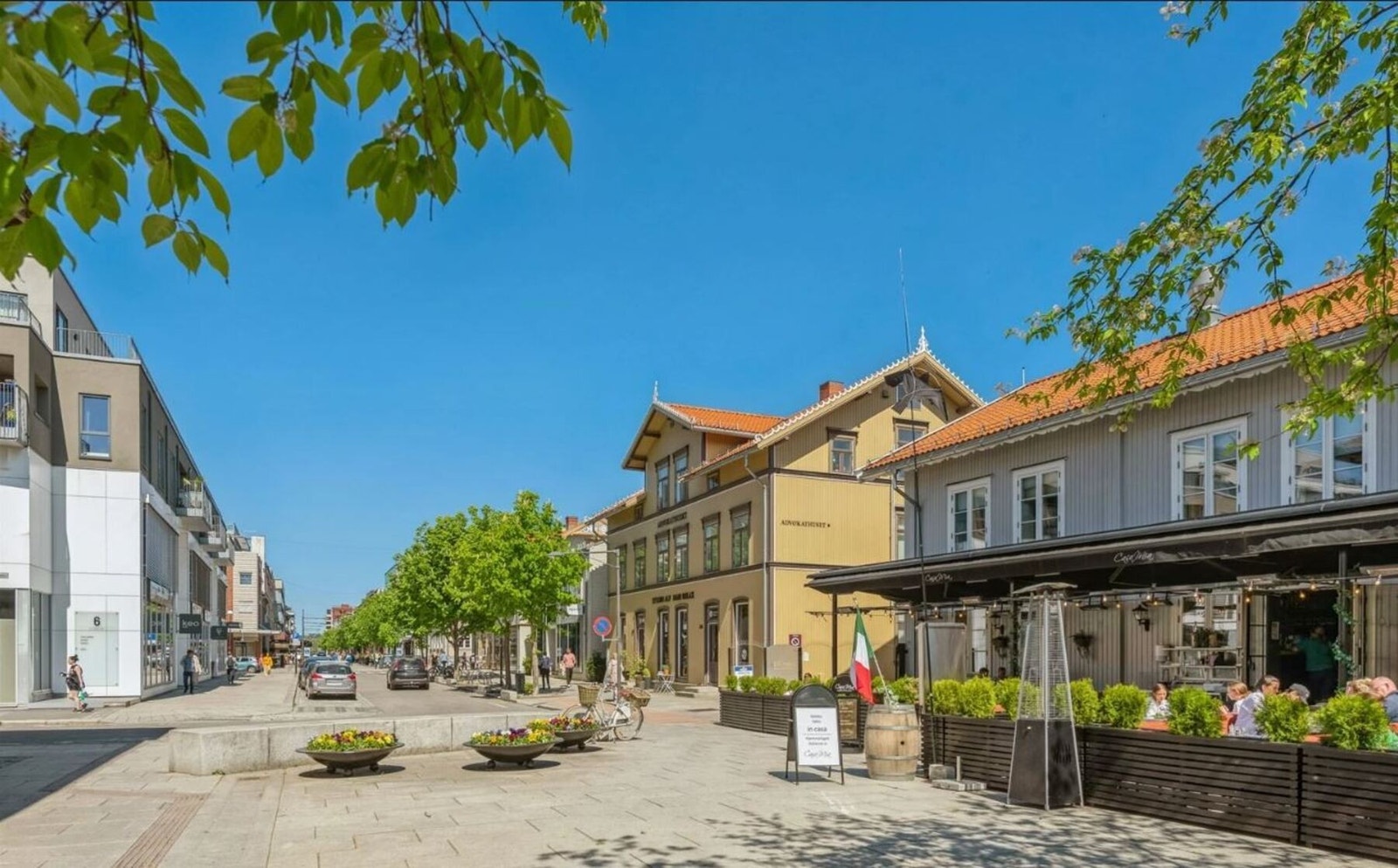 Samtidig har du alt bylivet har å tilby av restauranter, butikker og spennende kulturtilbud - kun en kort spasertur unna. Her fra trehusbebyggelsen nederst i storgata. Galleribilde