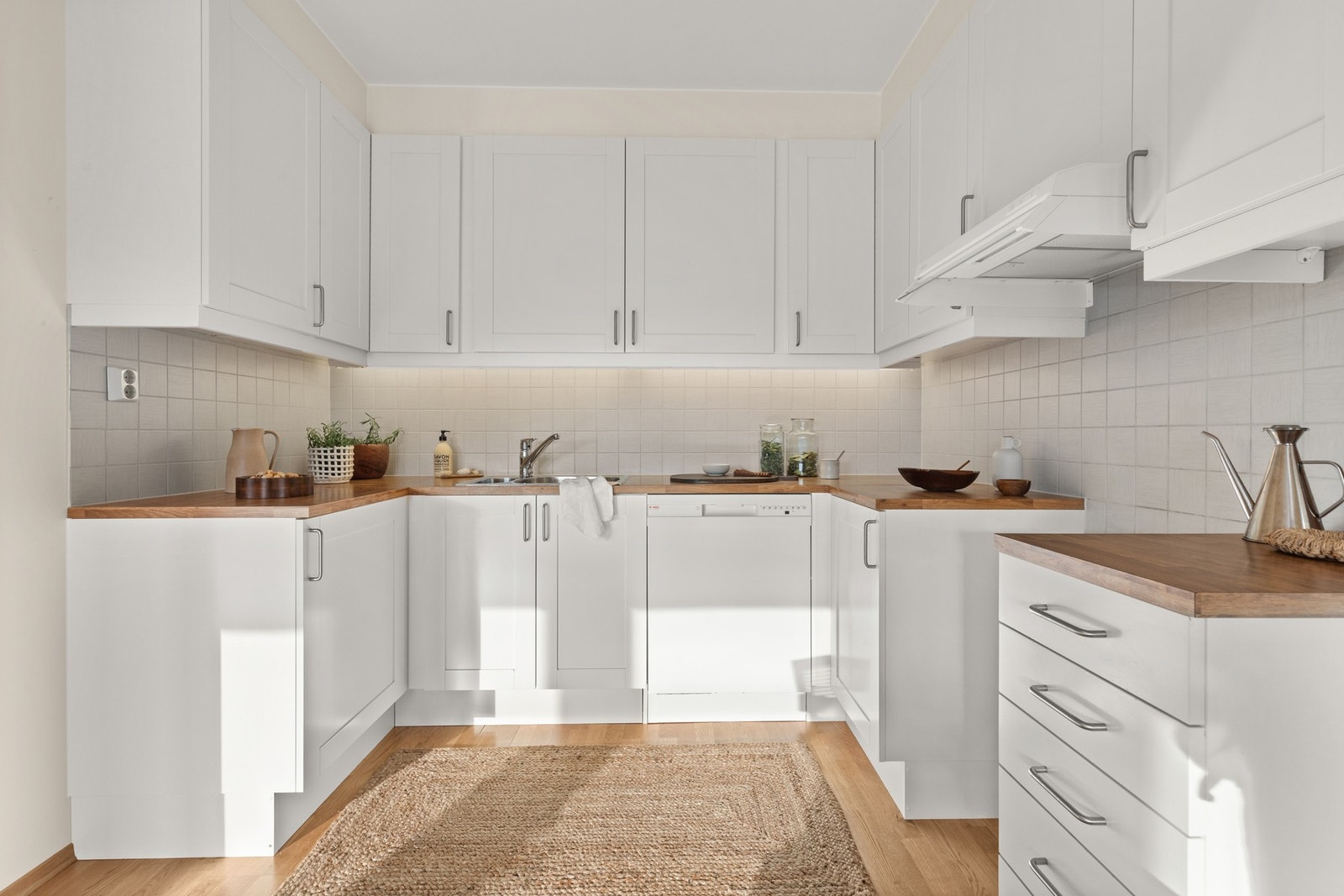 Kjøkkenet inviterer til en koselig stemning. Oppvaskmaskin følger med. Ny Flexit ventilatorhette fra 2024. Galleribilde