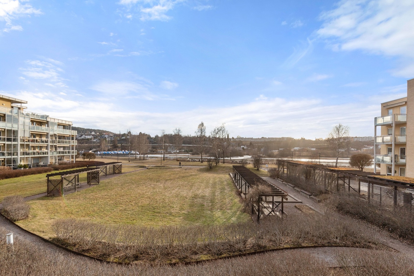 Fra balkongen har du herlig utsikt over Nitelva og sameiets grøntområde som er flott opparbeidet med benker, gangstier og prydbusker Galleribilde