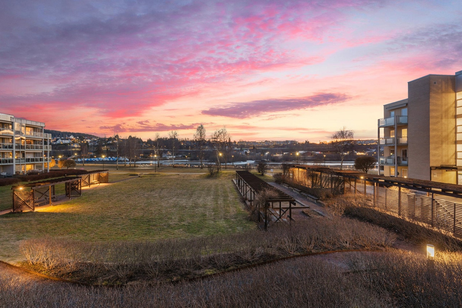 Området byr på et rikt tur- og friluftsliv med vakre natur- og rekreasjonsområder rett utenfor døren langs Nitelva Galleribilde