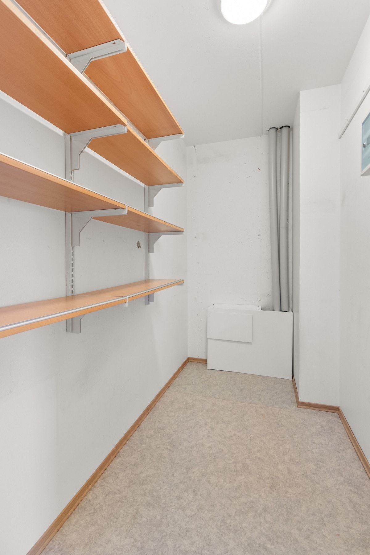 I tilknytning til entreen/gangen har du inngang til en stor bod på 5 kvm. Boden er innredet med hyllesystem på vegg og har god plass til oppbevaring. Galleribilde