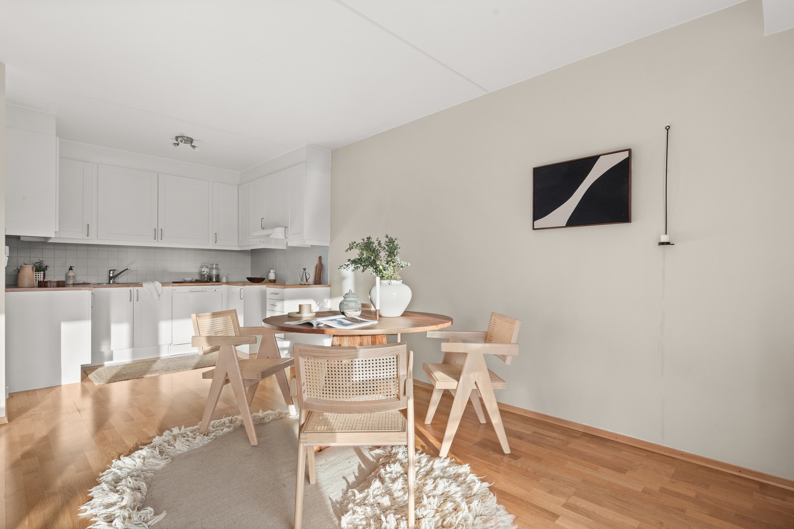 Kjøkkenet har en praktisk utforming, samt tidløs og funksjonell innredning fra byggeåret Galleribilde