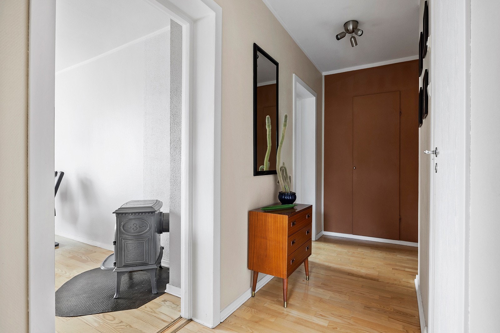 Entrè med innebygd garderobe. Galleribilde