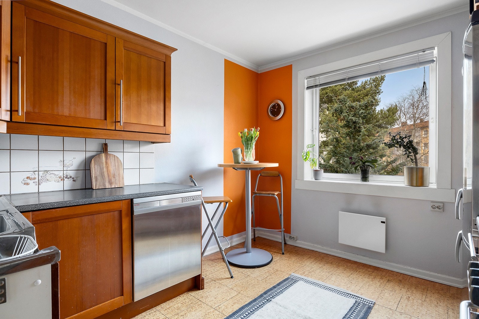 Separat kjøkken med mulighet for spiseplass ved kjøkkenvindu Galleribilde