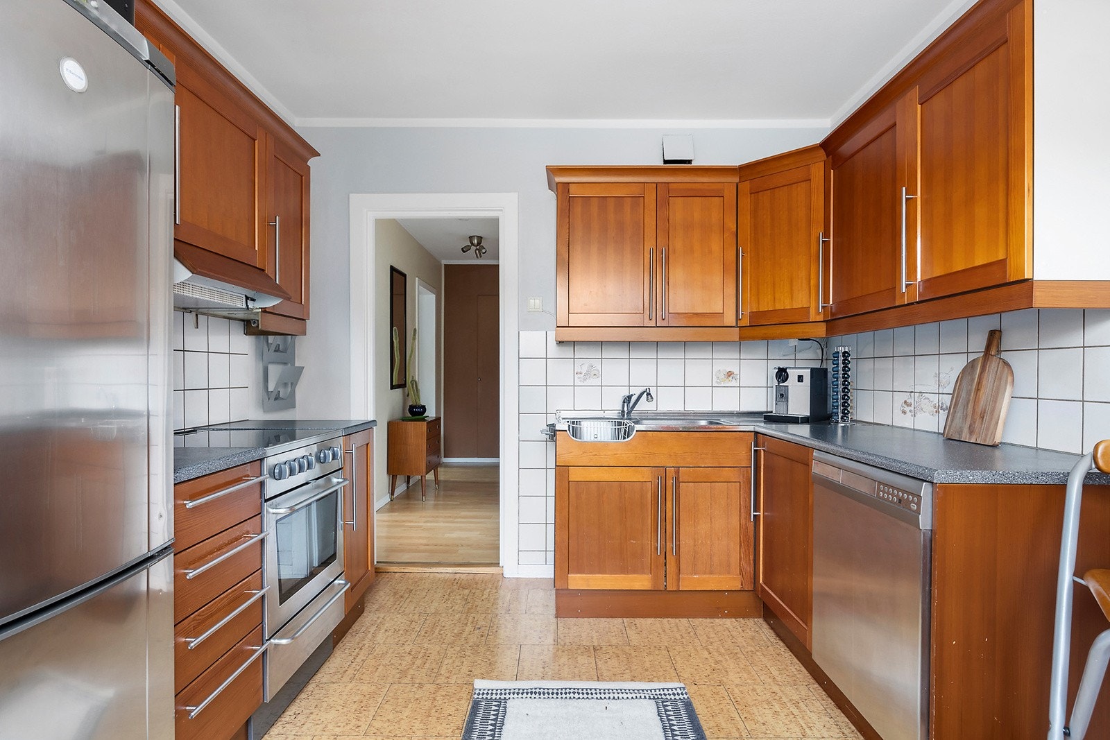 Rikelig med skapplass og benkeoverflater. Galleribilde