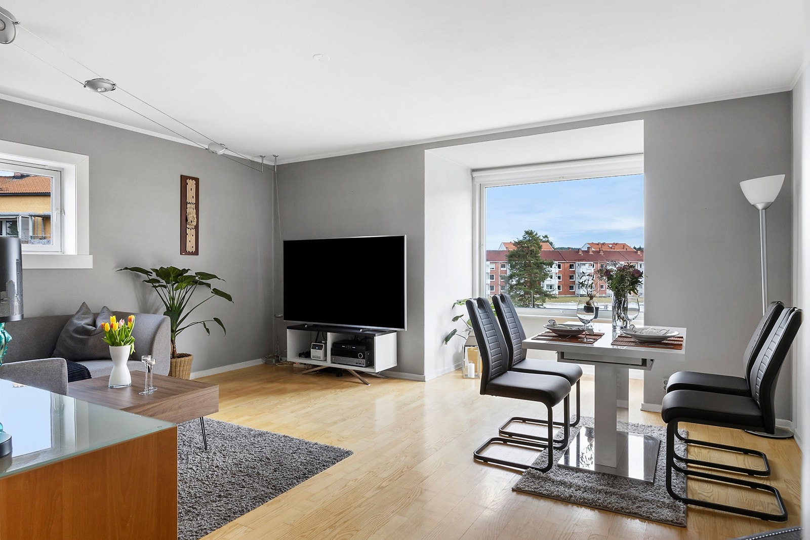 Store vindusoverflater som slipper inn rikelig med lys. Galleribilde