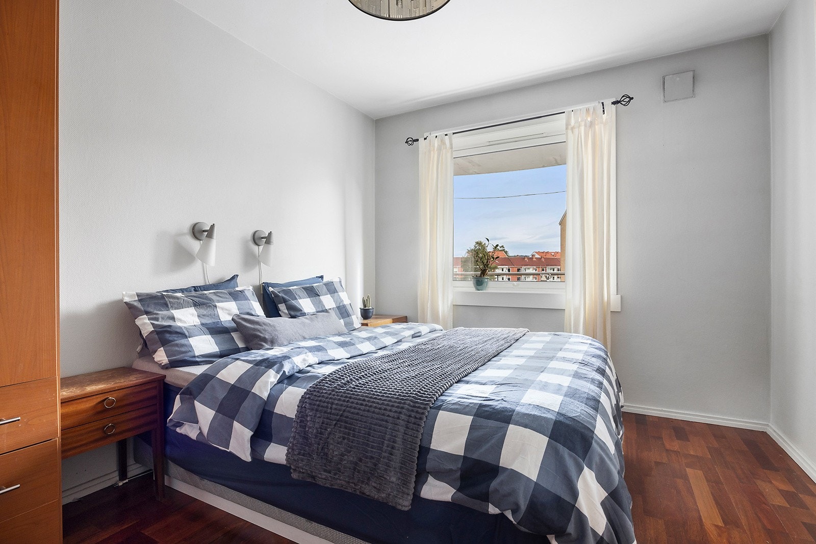 Et godt soverom med god plass til dobbeltseng Galleribilde