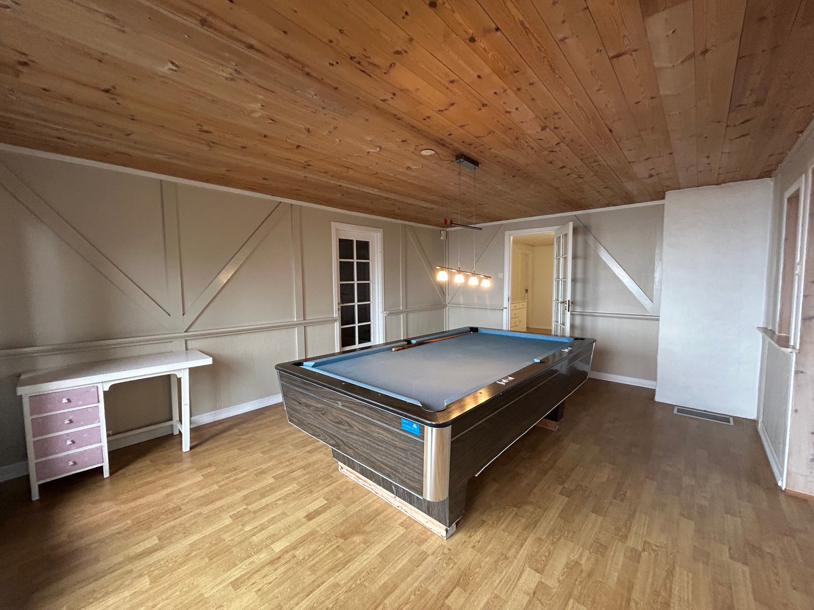 Deler av loftsstue, biliardbord følger i leieforholdet. Her er det også utgang til lufte terrassen i 2. etg. Galleribilde