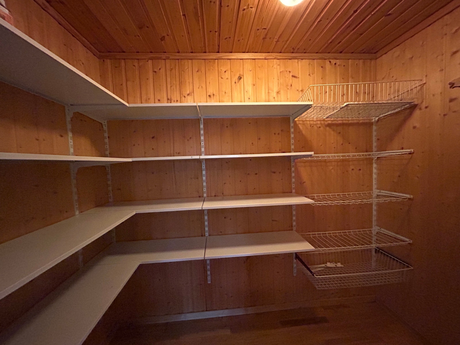 Matbod, mye plass til oppbevaring. Galleribilde