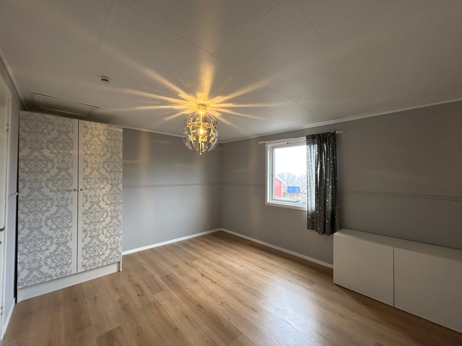 Soverom 4: Lyst malt soverom med laminat på gulvet, garderobeskap i det ene hjørnet medfølger i leieforholdet. Galleribilde