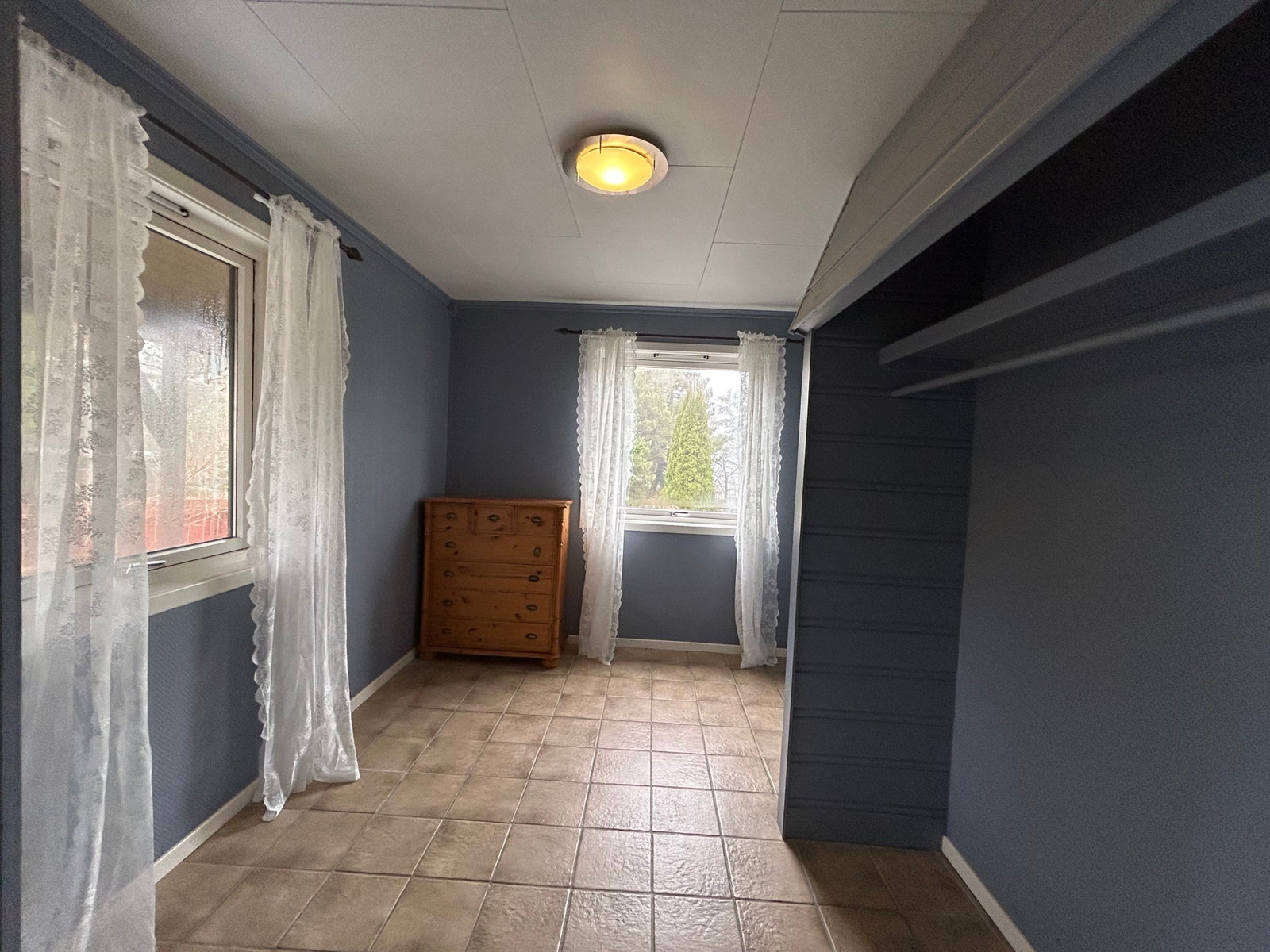 Romslig garderobe Galleribilde